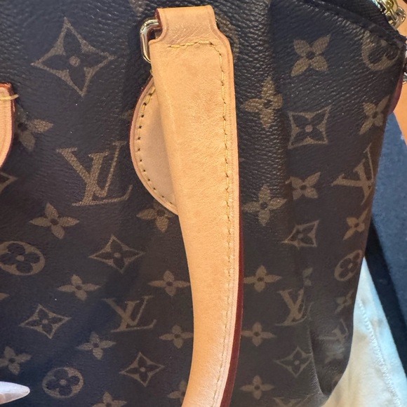Louis Vuitton Rivoli NV MM - Picture 11 of 16
